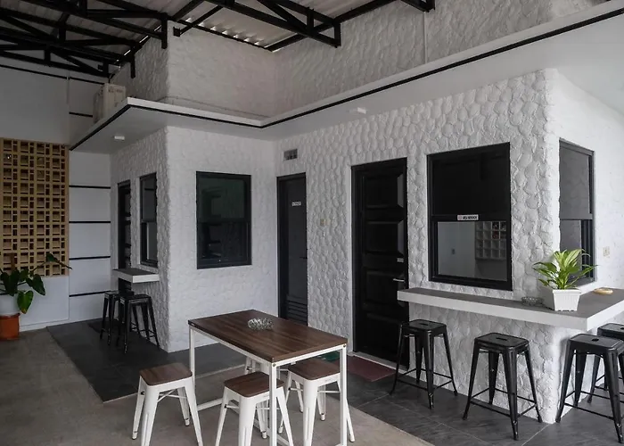 RedDoorz Syariah near Perempatan Kartasura Hotel Surakarta 